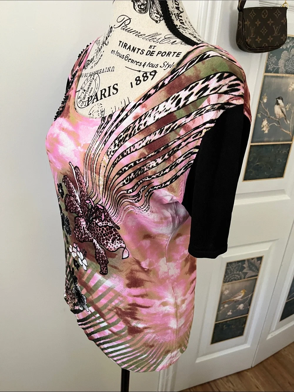 😃Floral Scoop Neck Short Sleeve Top in Pink and Black - Picture 7 of 10